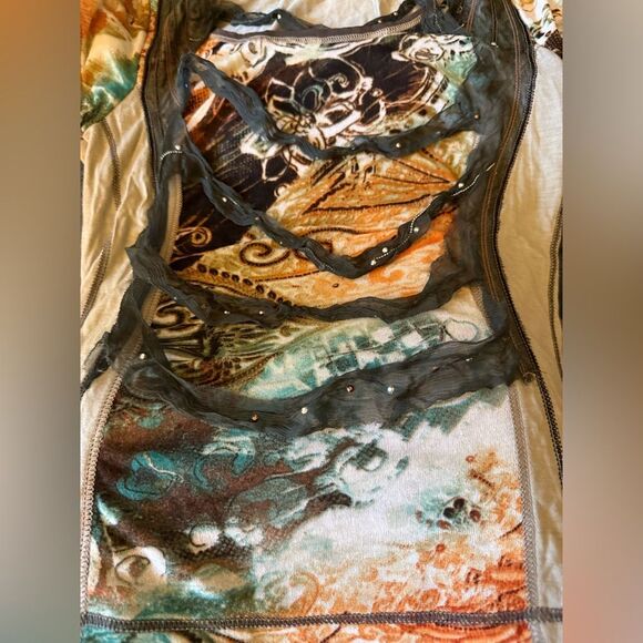 Vanilla b. Woman’s Embellished Top with Cap Sleeve. Size Small. - Picture 3 of 5